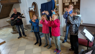 Kinder singen mit Viktor